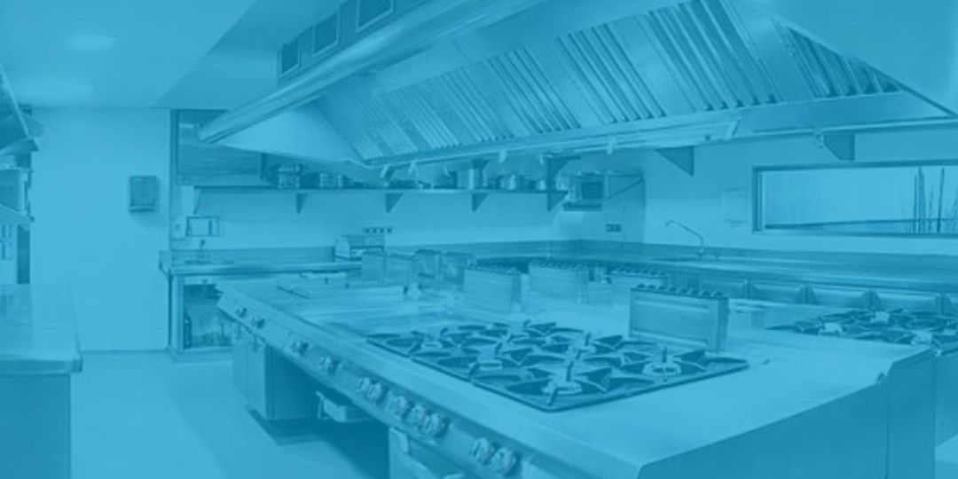 cozinha industrial grande e espaçosa bem iluminada