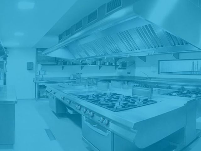 cozinha industrial grande e espaçosa bem iluminada