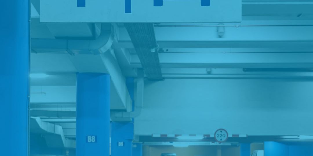 Estacionamento com uma placa sinalizando a saída para os carros
