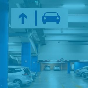 Estacionamento com uma placa sinalizando a saída para os carros