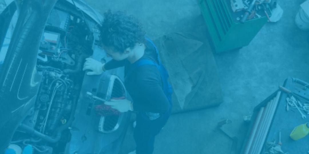 mulher consertando o carro em uma oficina mecânica