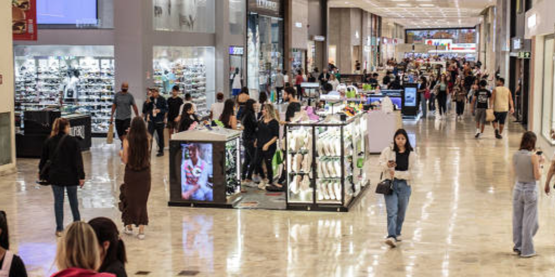 pessoas caminhando em um shopping iluminado