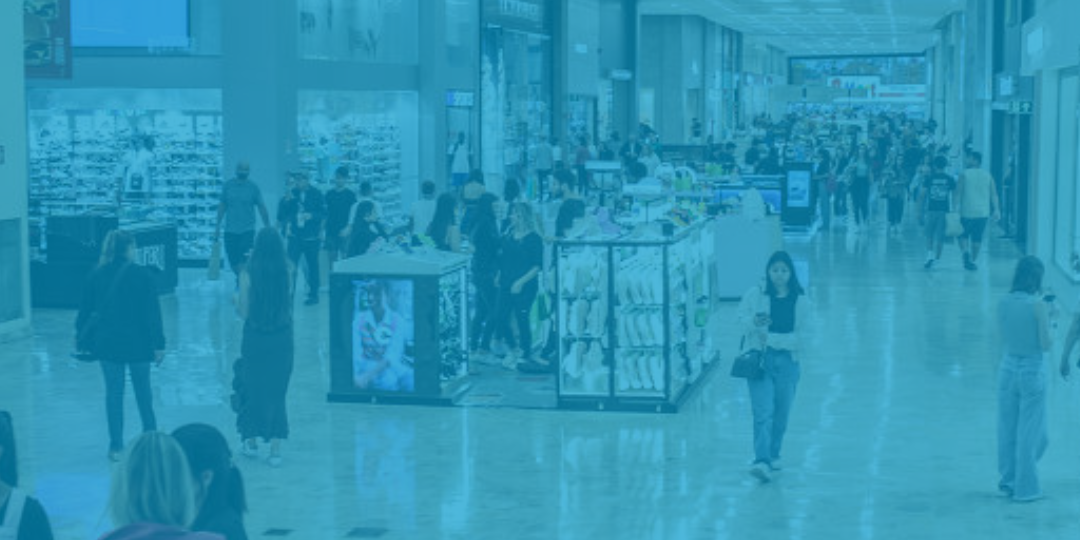 corredor de um shopping bem iluminado com bastante pessoas