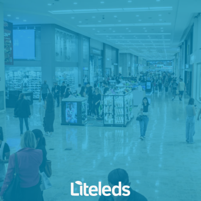 corredor de um shopping bem iluminado com bastante pessoas