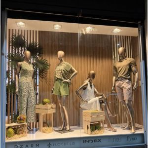 roupas em uma vitrine iluminada em um shopping