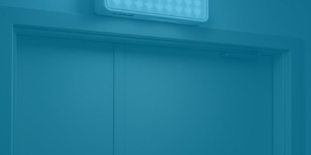 LED de emergência aceso em cima de uma porta