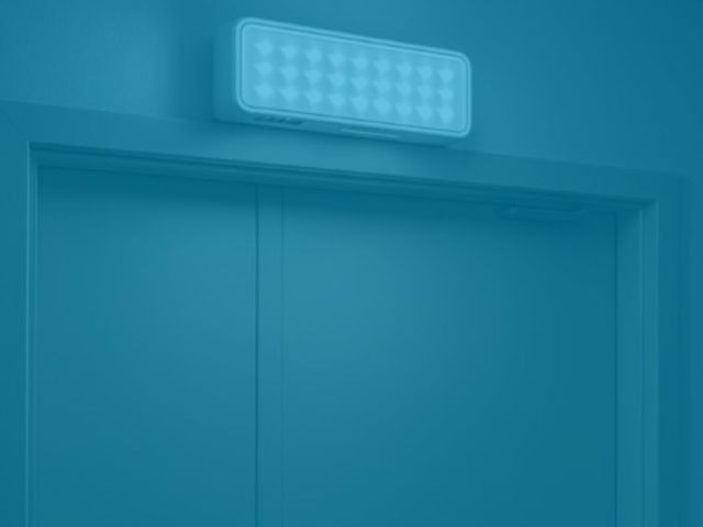 LED de emergência aceso em cima de uma porta