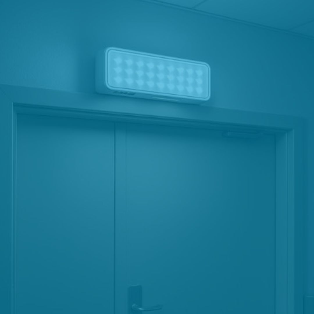 LED de emergência aceso em cima de uma porta