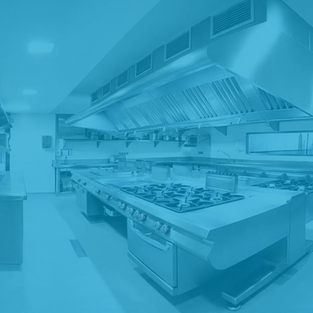 cozinha industrial grande e espaçosa bem iluminada