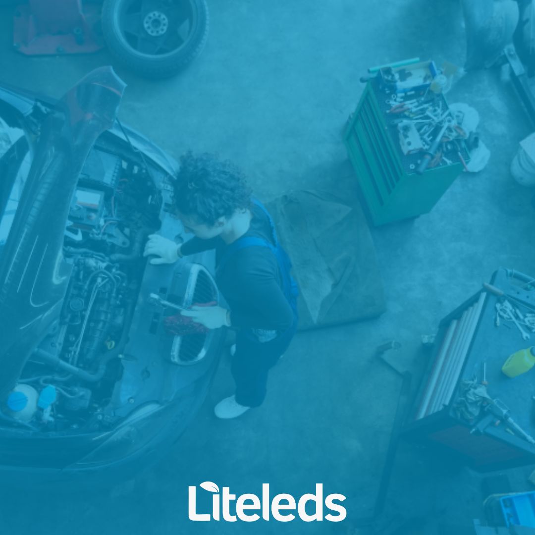 mulher consertando o carro em uma oficina mecânica