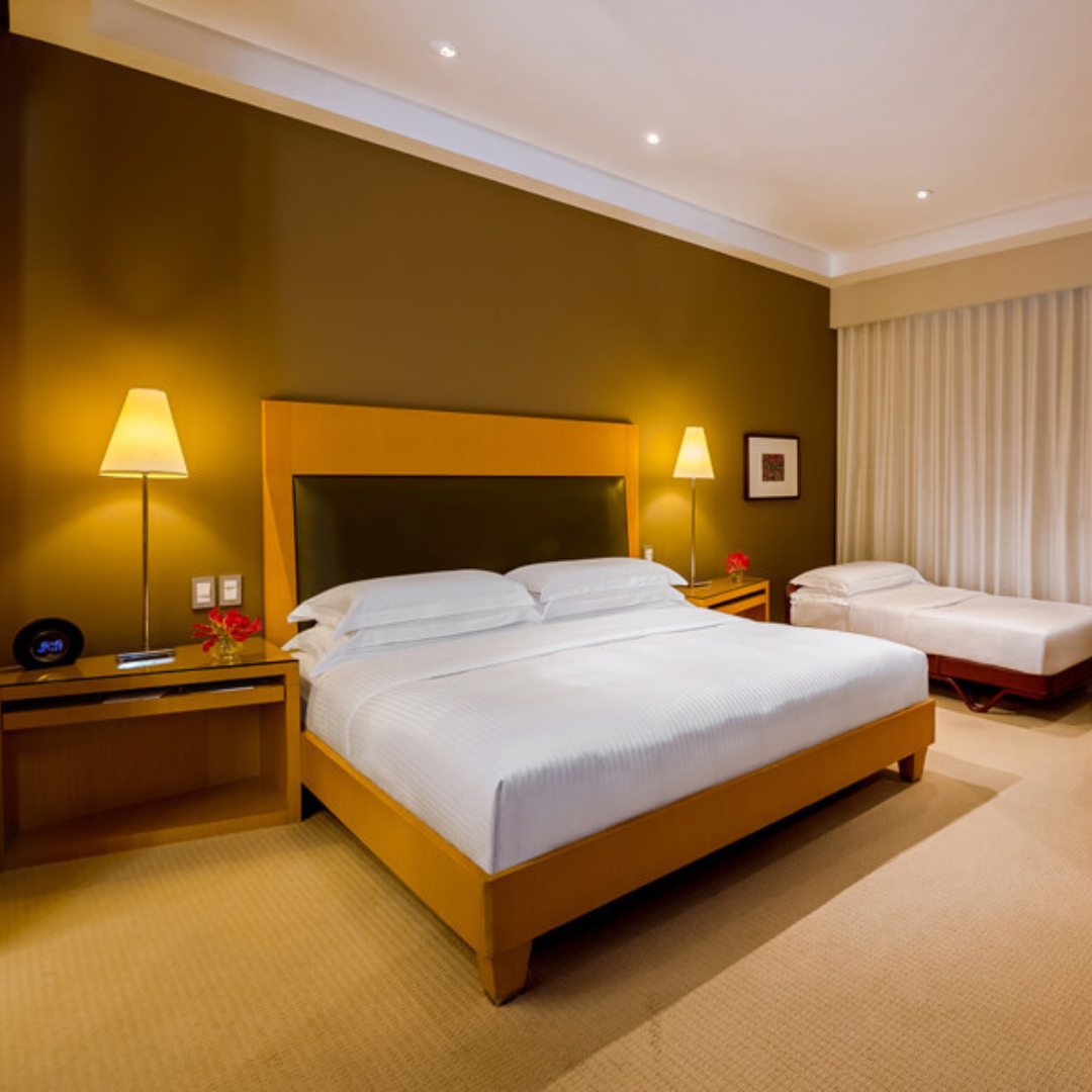 duas luminarias ao lado da cama em um quarto de hotel